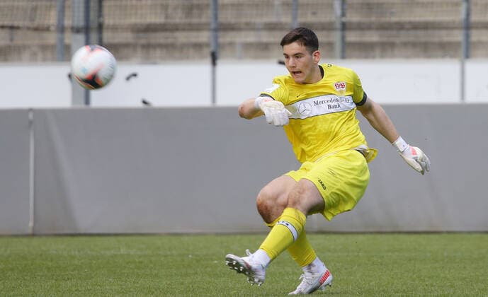 Stuttgart , Fußball Testspiel , Stuttgarter Kickers vs. VfB Stuttgart U19 , Dennis Seimen ( VfB ) *** Stuttgart , Soccer Test Match , Stuttgarter Kickers vs VfB Stuttgart U19 , Dennis Seimen VfB