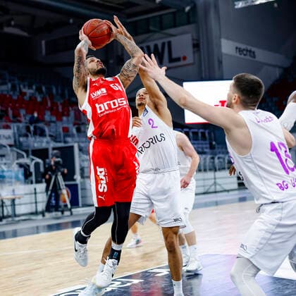links Tyler Larson (Brose Bamberg, 55) rechts 02 Nelson Weidemann (BG Göttingen) Brose Bamberg - BG Göttingen Goettingen - easyCredit-BBL - Basketball Bundesliga - Basketball Saison 2020 21 - 30. Spieltag, 07.05.2021 Bamberg, Brose Arena Copyright: DanielxLöb