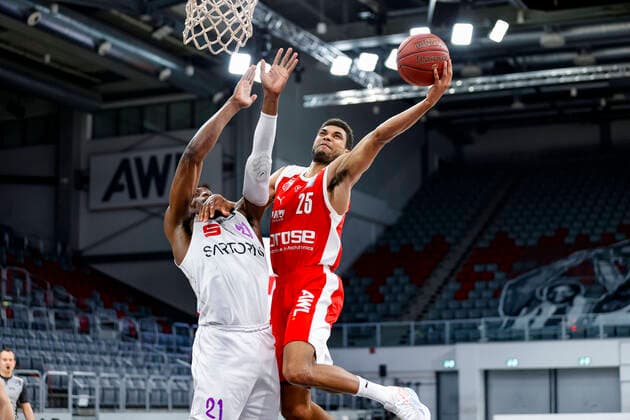 rechts Kenneth Ogbe (Brose Bamberg, 25) links 21 Tai Odiase (BG Göttingen) Brose Bamberg - BG Göttingen Goettingen - easyCredit-BBL - Basketball Bundesliga - Basketball Saison 2020 21 - 30. Spieltag, 07.05.2021 Bamberg, Brose Arena Copyright: DanielxLöb