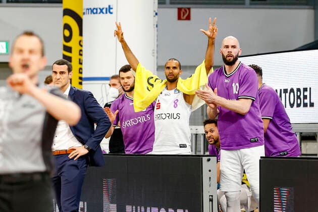 Jubel 13 Rihards Lomasz (BG Göttingen) 08 Akeem Vargas (BG Göttingen) 10 Dennis Kramer (BG Göttingen) Brose Bamberg - BG Göttingen Goettingen - easyCredit-BBL - Basketball Bundesliga - Basketball Saison 2020 21 - 30. Spieltag, 07.05.2021 Bamberg, Brose Arena Copyright: DanielxLöb