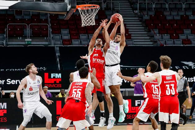 links Dominic Lockhart (Brose Bamberg, 03) rechts 11 Marvin Omuvwie (BG Göttingen) Brose Bamberg - BG Göttingen Goettingen - easyCredit-BBL - Basketball Bundesliga - Basketball Saison 2020 21 - 30. Spieltag, 07.05.2021 Bamberg, Brose Arena Copyright: DanielxLöb
