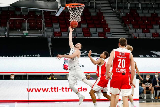 links 13 Rihards Lomasz (BG Göttingen) rechts Kenneth Ogbe (Brose Bamberg, 25) Brose Bamberg - BG Göttingen Goettingen - easyCredit-BBL - Basketball Bundesliga - Basketball Saison 2020 21 - 30. Spieltag, 07.05.2021 Bamberg, Brose Arena Copyright: DanielxLöb