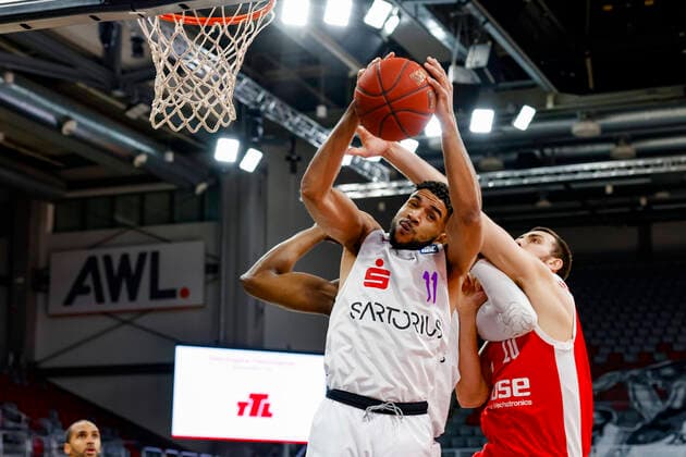 links 11 Marvin Omuvwie (BG Göttingen) rechts Chase Fieler (Brose Bamberg, 20) Brose Bamberg - BG Göttingen Goettingen - easyCredit-BBL - Basketball Bundesliga - Basketball Saison 2020 21 - 30. Spieltag, 07.05.2021 Bamberg, Brose Arena Copyright: DanielxLöb