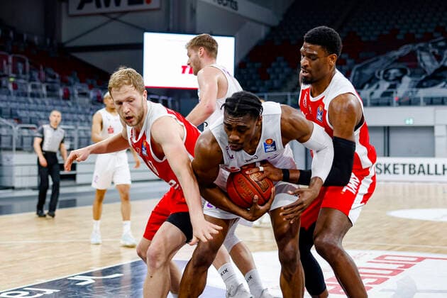 Mitte 21 Tai Odiase (BG Göttingen) links Christian Sengfelder (Brose Bamberg, 43) rechts Shevon Thompson (Brose Bamberg, 27) Brose Bamberg - BG Göttingen Goettingen - easyCredit-BBL - Basketball Bundesliga - Basketball Saison 2020 21 - 30. Spieltag, 07.05.2021 Bamberg, Brose Arena Copyright: DanielxLöb