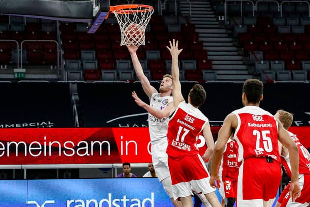 links 17 Mathis Mönninghoff (BG Göttingen) rechts Mateo Seric (Brose Bamberg, 17) Brose Bamberg - BG Göttingen Goettingen - easyCredit-BBL - Basketball Bundesliga - Basketball Saison 2020 21 - 30. Spieltag, 07.05.2021 Bamberg, Brose Arena Copyright: DanielxLöb