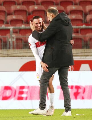 07.05.2021, Deutschland, Stuttgart, Fußball Bundesliga, VfB Stuttgart vs. FC Augsburg: v.l. Darko Churlinov, VfB Trainer Pellegrino Matarazzo Gemäß den Vorgaben der DFL Deutsche Fußball Liga ist es untersagt, in dem Stadion und oder vom Spiel angefertigte Fotoaufnahmen in Form von Sequenzbildern und oder videoähnlichen Fotostrecken zu verwerten bzw. verwerten zu lassen. *** 07 05 2021, Germany, Stuttgart, Fußball Bundesliga, VfB Stuttgart vs FC Augsburg v l Darko Churlinov, VfB coach Pellegrino Matarazzo According to the regulations of the DFL Deutsche Fußball Liga, it is prohibited to use or have used photographs taken in the stadium or of the match in the form of sequence pictures or video-like photo series.
