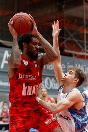 07.05.2021, Basketball, BBL 2020 2021, 28. Spieltag, s.Oliver Wuerzburg - FRAPORT SKYLINERS, GER, Wuerzburg, s.Oliver Arena, Bild: v. li. Perry Jones III (s.Oliver Wuerzburg) und Joe Rahon (Fraport Skyliners) Copyright: HMBxMedia xHeikoxBecker