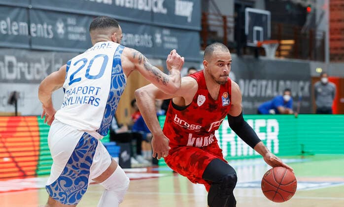 07.05.2021, Basketball, BBL 2020 2021, 28. Spieltag, s.Oliver Wuerzburg - FRAPORT SKYLINERS, GER, Wuerzburg, s.Oliver Arena, Bild: v. li. Rasheed Moore (Fraport Skyliners) und Alex King (s.Oliver Wuerzburg) Copyright: HMBxMedia xHeikoxBecker