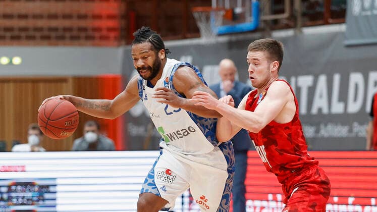 07.05.2021, Basketball, BBL 2020 2021, 28. Spieltag, s.Oliver Wuerzburg - FRAPORT SKYLINERS, GER, Wuerzburg, s.Oliver Arena, Bild: v. li. Quantez Robertson (Fraport Skyliners) und Nils Hassfurther (s.Oliver Wuerzburg) Copyright: HMBxMedia xHeikoxBecker