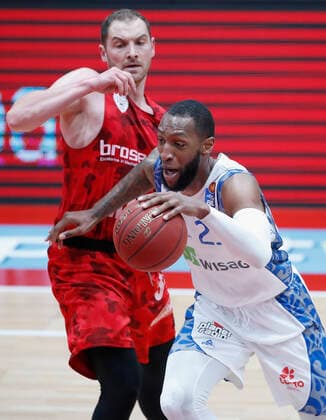 07.05.2021, Basketball, BBL 2020 2021, 28. Spieltag, s.Oliver Wuerzburg - FRAPORT SKYLINERS, GER, Wuerzburg, s.Oliver Arena, Bild: v. li. Felix Hoffmann (s.Oliver Wuerzburg) und Kamari Murphy (Fraport Skyliners) Copyright: HMBxMedia xHeikoxBecker