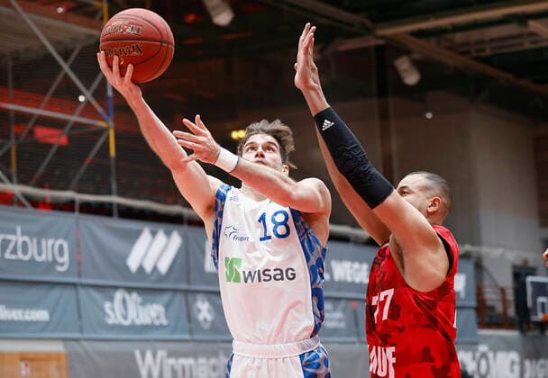 07.05.2021, Basketball, BBL 2020 2021, 28. Spieltag, s.Oliver Wuerzburg - FRAPORT SKYLINERS, GER, Wuerzburg, s.Oliver Arena, Bild: v. li. Joe Rahon (Fraport Skyliners) und Alex King (s.Oliver Wuerzburg) Copyright: HMBxMedia xHeikoxBecker