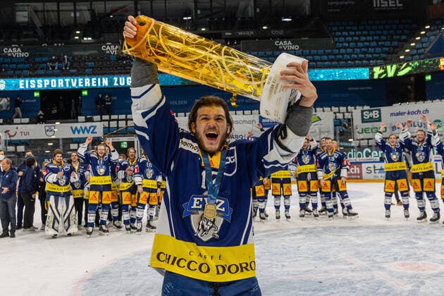 Bilder des Jahres 2021, Sport 05 Mai Sport Themen der Woche KW18 Sport Bilder des Tages Yannick Zehnder 12 (EV Zug) mit dem Pokal während dem National League Playoff Final Eishockeyspiel 3 zwischen dem EV Zug und dem Genève-Servette HC am 07.05.2021 in der Bossard Arena in Zug. *** Yannick Zehnder 12 EV Zug with the cup during the National League Playoff Final hockey match 3 between the EV Zug and the Genève Servette HC on 07 05 2021 at the Bossard Arena in Zug  Copyright: xJustPictures.ch PhilippxHegglinx