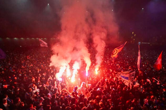 Bilder des Jahres 2021, Sport 05 Mai Sport Themen der Woche KW18 Sport Bilder des Tages Fans feiern vor der Bossard Arena, EV Zug - Geneve Servette HC, National League, Eishockey, 07.05.2021 *** Fans celebrate in front of Bossard Arena, EV Zug Geneve Servette HC, National League, Ice Hockey, 07 05 2021 