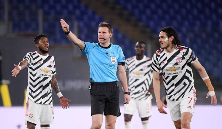 FUSSBALL EUROPA LEAGUE SAISON 2020 2021 Halbfinal Rueckspiel AS Rom - Manchester United, ManU FC 06.05.2021 Schiedsrichter Felix Brych (Deutschland) und Fred (li, Manchester United FC) sowie Edinson Cavani (Manchester United FC)