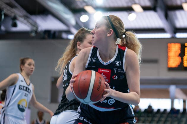 08.05.2021, Fribourg, St-LÃ onard di Friborgo, Patrick Baumann Swiss Cup Frauen: Geneve Elite Basket - BCF Elfic Fribourg, Am Ball 0 Koenen Taylor (Elfic Fribourg) gegen 0 Spolyar Kristen (Geneve Elite Basket) Fribourg Fribourg Schweiz Copyright: xJustPictures.ch TilxBuergyx