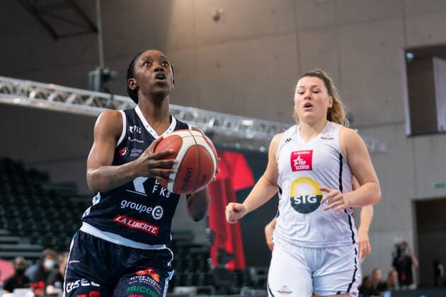 08.05.2021, Fribourg, St-LÃ onard di Friborgo, Patrick Baumann Swiss Cup Frauen: Geneve Elite Basket - BCF Elfic Fribourg, Beim werfen 8 Jones Alexis (Elfic Fribourg) im Hintergrund 0 Spolyar Kristen (Geneve Elite Basket) Fribourg Fribourg Schweiz Copyright: xJustPictures.ch TilxBuergyx