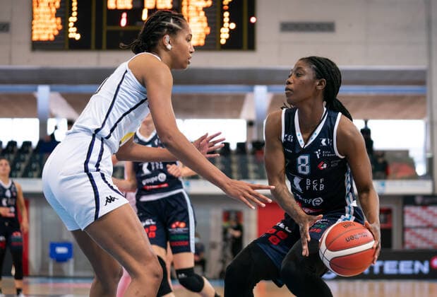 08.05.2021, Fribourg, St-LÃ onard di Friborgo, Patrick Baumann Swiss Cup Frauen: Geneve Elite Basket - BCF Elfic Fribourg, Am Ball 8 Jones Alexis (Elfic Fribourg) gegen 1 Chardon Emma Fribourg Fribourg Schweiz Copyright: xJustPictures.ch TilxBuergyx