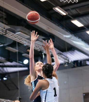 08.05.2021, Fribourg, St-LÃ onard di Friborgo, Patrick Baumann Swiss Cup Frauen: Geneve Elite Basket - BCF Elfic Fribourg, Beim Wurf 15 Fogg Abigail (Elfic Fribourg) gegen 1 Chardon Emma. Fribourg Fribourg Schweiz Copyright: xJustPictures.ch TilxBuergyx