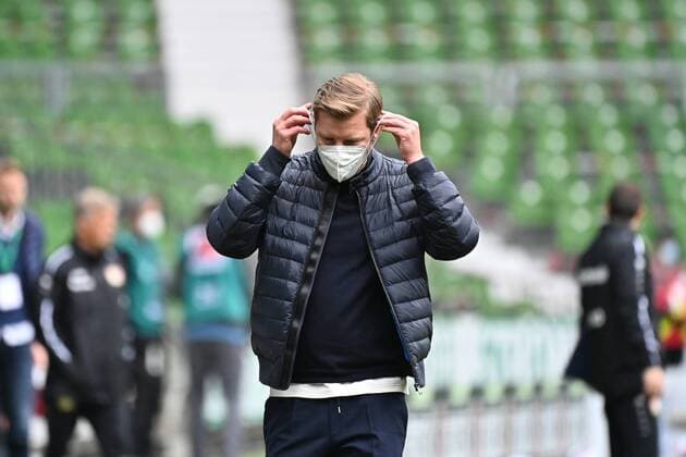 GER, 1.FBL, SV Werder Bremen vs Bayer 04 Leverkusen 08.05.2021, wohninvest Weserstadion, Bremen, GER, 1.FBL, SV Werder Bremen vs Bayer 04 Leverkusen im Bild picture shows Halbzeitpause. Trainer Florian Kohfeldt (Werder Bremen) mit Maske