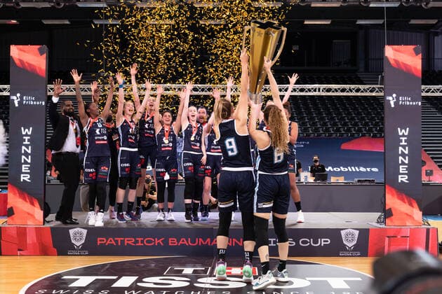 08.05.2021, Fribourg, St-LÃ onard di Friborgo, Patrick Baumann Swiss Cup Frauen: Geneve Elite Basket - BCF Elfic Fribourg, Jubel mit Pokal bei Elfic Fribourg Fribourg Schweiz Copyright: xJustPictures.ch TilxBuergyx
