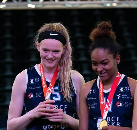08.05.2021, Fribourg, St-LÃ onard di Friborgo, Patrick Baumann Swiss Cup Frauen: Geneve Elite Basket - BCF Elfic Fribourg, Freuen sich über die Medaille 15 Fogg Abigail (Elfic Fribourg) und 11 Dihigo Bravo Yeinny (Elfic Fribourg) Fribourg Fribourg Schweiz Copyright: xJustPictures.ch TilxBuergyx