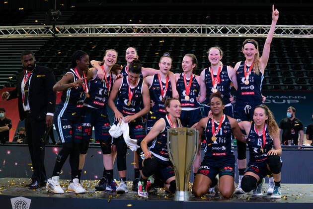 08.05.2021, Fribourg, St-LÃ onard di Friborgo, Patrick Baumann Swiss Cup Frauen: Geneve Elite Basket - BCF Elfic Fribourg, Elfic mit dem Pokal. Fribourg Fribourg Schweiz Copyright: xJustPictures.ch TilxBuergyx