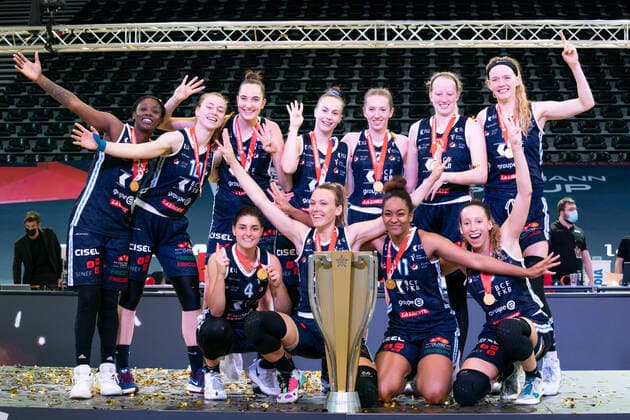 08.05.2021, Fribourg, St-LÃ onard di Friborgo, Patrick Baumann Swiss Cup Frauen: Geneve Elite Basket - BCF Elfic Fribourg, Elfic Fribourg jubelt mit dem Pokal. Fribourg Fribourg Schweiz Copyright: xJustPictures.ch TilxBuergyx