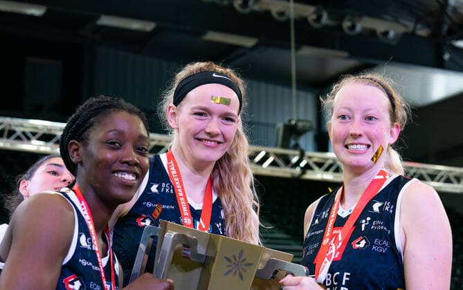 08.05.2021, Fribourg, St-LÃ onard di Friborgo, Patrick Baumann Swiss Cup Frauen: Geneve Elite Basket - BCF Elfic Fribourg, Jubeln mit Pokal 8 Jones Alexis (Elfic Fribourg), 15 Fogg Abigail (Elfic Fribourg) und 0 Koenen Taylor (Elfic Fribourg) Fribourg Fribourg Schweiz Copyright: xJustPictures.ch TilxBuergyx
