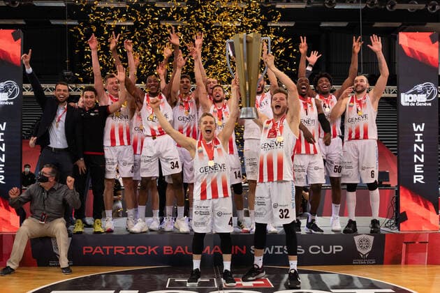 08.05.2021, Fribourg, St-LÃ onard di Friborgo, Patrick Baumann Swiss Cup Herren: Lions de Geneve - Fribourg Olympic, Jeremy Jaunin (Genf) Timothy Derksen (Genf) stemmen den Pokal in die Höhe. Fribourg Fribourg Schweiz Copyright: xJustPictures.ch TilxBuergyx