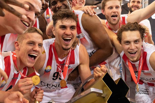 08.05.2021, Fribourg, St-LÃ onard di Friborgo, Patrick Baumann Swiss Cup Herren: Lions de Geneve - Fribourg Olympic, Natan Jurkovitz (Genf) und sein Bruder Thomas Jurkovitz (Genf) jubeln mit dem Pokal. Fribourg Fribourg Schweiz Copyright: xJustPictures.ch TilxBuergyx