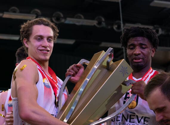 08.05.2021, Fribourg, St-LÃ onard di Friborgo, Patrick Baumann Swiss Cup Herren: Lions de Geneve - Fribourg Olympic, Thomas Jurkovitz (Genf) mit dem Pokal Fribourg Fribourg Schweiz Copyright: xJustPictures.ch TilxBuergyx