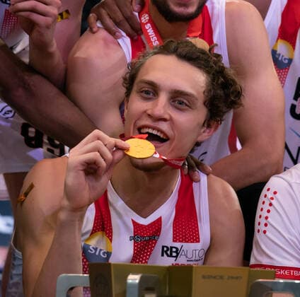08.05.2021, Fribourg, St-LÃ onard di Friborgo, Patrick Baumann Swiss Cup Herren: Lions de Geneve - Fribourg Olympic, Thomas Jurkovitz (Genf) freut sich über die Medaille. Fribourg Fribourg Schweiz Copyright: xJustPictures.ch TilxBuergyx