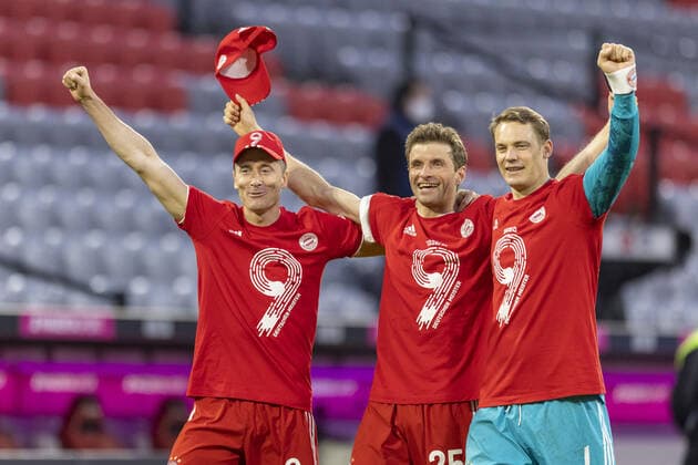 Sport Bilder des Tages Bayern München - Borussia Mönchengladbach Schlussjubel: Robert Lewandowski (Muenchen), Thomas Mueller (Muenchen), Torwart Manuel Neuer (Muenchen) Bayern München - Borussia Mönchengladbach 07.05.2021, Fussball, 1. Bundesliga, Saison 2020 21 Foto: Moritz Müller Pool Only for Editorial use München Allianz Arena Bayern Deutschland