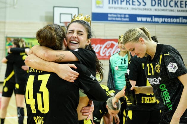 Bilder des Jahres 2021, Sport 05 Mai Sport Themen der Woche KW18 Halle, Deutschland 08. Mai 2021: 1.HBL - Frauen - 2020 2021 - SV Union Halle-Neustadt Wildcats vs. Bor. Dortmund Die Spielerrinnen von Dortmund feiern den Meistertitel in der der HBFR 2021. Erdgas Sportarena Sachsen-Anhalt *** Halle, Germany 08 May 2021 1 HBL Women 2020 2021 SV Union Halle Neustadt Wildcats vs Bor Dortmund Dortmund players celebrate the championship title at the HBFR 2021 Erdgas Sportarena Sachsen Anhalt Copyright: xFotostandx xBallaschx
