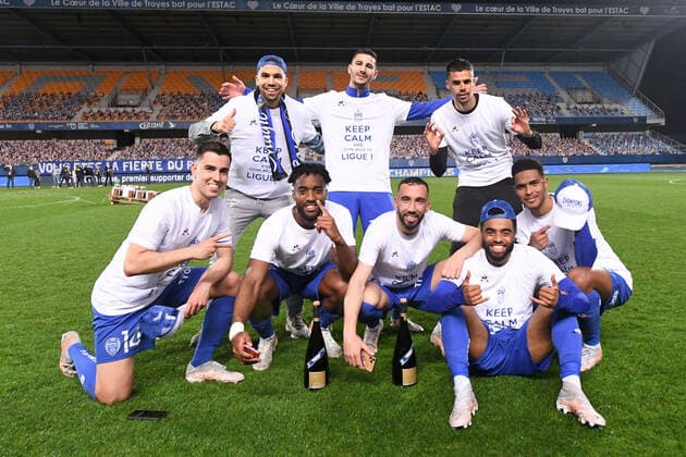 JOIE - FAIR PLAY - CHAMPION DE FRANCE - 19 OUALID EL HAJJAM (TRO) - 07 YOANN TOUZGHAR (TRO) - 08 JIMMY GIRAUDON (TRO) - 14 DYLAN CHAMBOST (TRO) - 17 YOANN SALMIER (TRO) - 10 FLORIAN TARDIEU (TRO) - 05 TRISTAN DINGOME (TRO) - 15 RAYAN RAVELOSON (TRO) FOOTBALL : Troyes vs Dunkerque - Ligue 2 BKT - 08 05 2021 AnthonyBIBARD FEP Panoramic 