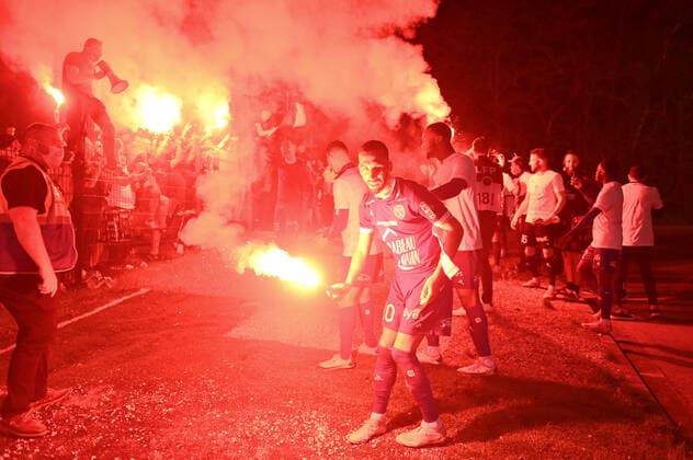 Sport Bilder des Tages JOIE - FAIR PLAY - CHAMPION DE FRANCE - FUMIGENES - 10 FLORIAN TARDIEU (TRO) - SUPPORTERS FOOTBALL : Troyes vs Dunkerque - Ligue 2 BKT - 08 05 2021 AnthonyBIBARD FEP Panoramic 