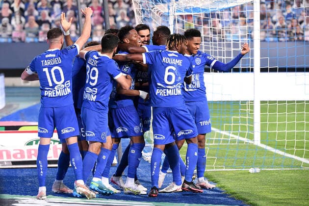 JOIE - FAIR PLAY - 26 DYLAN SAINT LOUIS (TRO) - 15 RAYAN RAVELOSON (TRO) FOOTBALL : Troyes vs Dunkerque - Ligue 2 BKT - 08 05 2021 AnthonyBIBARD FEP Panoramic 