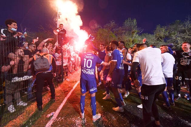 JOIE - FAIR PLAY - CHAMPION DE FRANCE - SUPPORTERS - EQUIPE DE FOOTBALL DE TROYES - FUMEGENES FOOTBALL : Troyes vs Dunkerque - Ligue 2 BKT - 08 05 2021 AnthonyBIBARD FEP Panoramic 