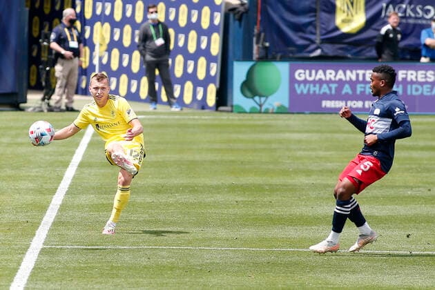 NASHVILLE, TN - MAY 08: Nashville SC defender Alistair Johnston (12) passes the ball down the sideline during a match between Nashville SC and New England Revolution, May 8, 2021, at Nissan Stadium in Nashville, Tennessee. (Photo by Matthew Maxey Icon Sportswire) SOCCER: MAY 08 MLS, Fussball Herren, USA - New England Revolution at Nashville SC Icon21050820