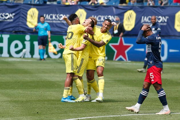 NASHVILLE, TN - MAY 08: Nashville SC midfielder Alex Muyl (19) is hugged by teammates after scoring a goal during a match between Nashville SC and New England Revolution, May 8, 2021, at Nissan Stadium in Nashville, Tennessee. (Photo by Matthew Maxey Icon Sportswire) SOCCER: MAY 08 MLS, Fussball Herren, USA - New England Revolution at Nashville SC Icon21050825