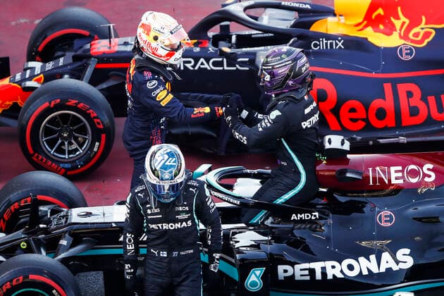 Sport Bilder des Tages VERSTAPPEN Max (ned), Red Bull Racing Honda RB16B, portrait and BOTTAS Valtteri (fin), Mercedes AMG F1 GP W12 E Performance, portrait congratulating HAMILTON Lewis (gbr), Mercedes AMG F1 GP W12 E Performance, portrait for his 100th pole position during the Formula 1 Aramco Gran Premio De Espana 2021 from May 07 to 10, 2021 on the Circuit de Barcelona-Catalunya, in Montmelo, near Barcelona, Spain FORMULE 1 : Grand prix d Espagne - Barcelone - 08 05 2021 DPPI Panoramic 00121006__B2_2484