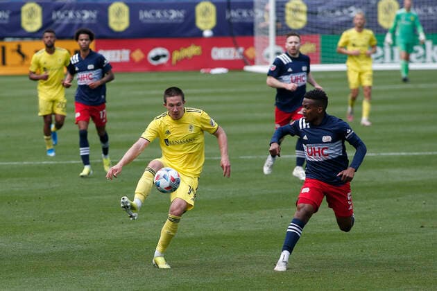NASHVILLE, TN - MAY 08: Nashville SC midfielder Alex Muyl (19) collects a pass during a match between Nashville SC and New England Revolution, May 8, 2021, at Nissan Stadium in Nashville, Tennessee. (Photo by Matthew Maxey Icon Sportswire) SOCCER: MAY 08 MLS, Fussball Herren, USA - New England Revolution at Nashville SC Icon21050829