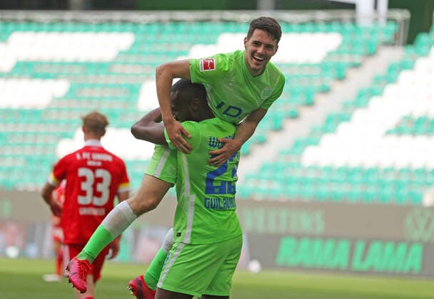 VfL vs. Union Berlin, 1. BL Wolfsburg, 08.05.2021, FUßBALL - VfL Wolfsburg vs. FC Union Berlin, 1. BL, Saison 2020 21, Volkswagen Arena. Bild zeigt: Josip Brekalo (VfL Wolfsburg) jubelt mit Josuha Guilavogui (VfL Wolfsburg) nach seinem Tor zum 3:0 Wolfsburg *** VfL vs Union Berlin, 1 BL Wolfsburg, 08 05 2021, FOOTBALL VfL Wolfsburg vs FC Union Berlin, 1 BL, season 2020 21, Volkswagen Arena picture shows Josip Brekalo VfL Wolfsburg cheering with Josuha Guilavogui VfL Wolfsburg after his goal to make it 3 0 Wolfsburg