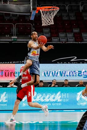 vorne 06 Elias Lasisi (HAKRO Merlins Crailsheim) hinten Christian Sengfelder (Brose Bamberg, 43) Brose Bamberg - HAKRO Merlins Crailsheim - easyCredit-BBL - Basketball Bundesliga - Basketball Saison 2020 21 - 34. Spieltag, 09.05.2021 Bamberg, Brose Arena Copyright: DanielxLöb