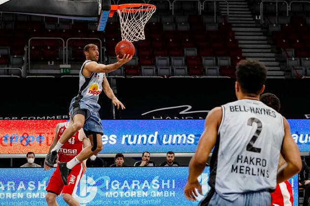 vorne 06 Elias Lasisi (HAKRO Merlins Crailsheim) hinten Christian Sengfelder (Brose Bamberg, 43) Brose Bamberg - HAKRO Merlins Crailsheim - easyCredit-BBL - Basketball Bundesliga - Basketball Saison 2020 21 - 34. Spieltag, 09.05.2021 Bamberg, Brose Arena Copyright: DanielxLöb