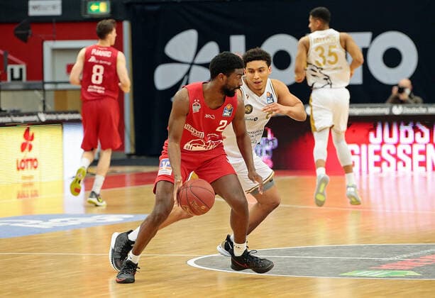 09.05.2021, xovx, Basketball BBL, JobStairs Gießen 46ers - Basketball Löwen Braunschweig v.l. Isaac Hamilton (Gießen 46ers), James Robinson (Basketball Löwen Braunschweig) Gießen Sporthalle Gießen-Ost Hessen Deutschland (DE)