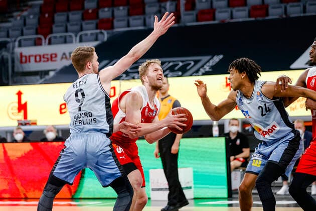 Mitte Christian Sengfelder (Brose Bamberg, 43) links 09 Fabian Bleck (HAKRO Merlins Crailsheim) recht 24 Jeremy Jones (HAKRO Merlins Crailsheim) Brose Bamberg - HAKRO Merlins Crailsheim - easyCredit-BBL - Basketball Bundesliga - Basketball Saison 2020 21 - 34. Spieltag, 09.05.2021 Bamberg, Brose Arena Copyright: DanielxLöb