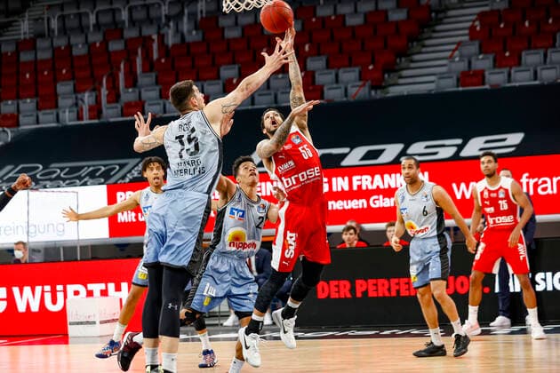 Mitte Tyler Larson (Brose Bamberg, 55) links 15 Bogdan Radosavljevic (HAKRO Merlins Crailsheim) 2.v.l. 02 Trae Bell-Haynes (HAKRO Merlins Crailsheim) recht 06 Elias Lasisi (HAKRO Merlins Crailsheim) Brose Bamberg - HAKRO Merlins Crailsheim - easyCredit-BBL - Basketball Bundesliga - Basketball Saison 2020 21 - 34. Spieltag, 09.05.2021 Bamberg, Brose Arena Copyright: DanielxLöb