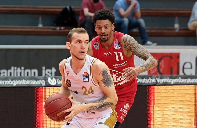 09.05.2021, xovx, Basketball BBL, JobStairs Gießen 46ers - Basketball Löwen Braunschweig v.l. Arnas Velicka (Basketball Löwen Braunschweig), Diante Garrett (Gießen 46ers) Gießen Sporthalle Gießen-Ost Hessen Deutschland (DE)