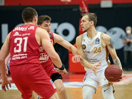 09.05.2021, xovx, Basketball BBL, JobStairs Gießen 46ers - Basketball Löwen Braunschweig v.l. Scottie James Jr. (Gießen 46ers), Alen Pjanic (Gießen 46ers), Arnas Velicka (Basketball Löwen Braunschweig) Gießen Sporthalle Gießen-Ost Hessen Deutschland (DE)